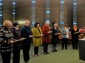 Acht neue Mitglieder sprechen ein Gebet vor dem Altar in der Heilig-Geist-Kirche Marienhain.